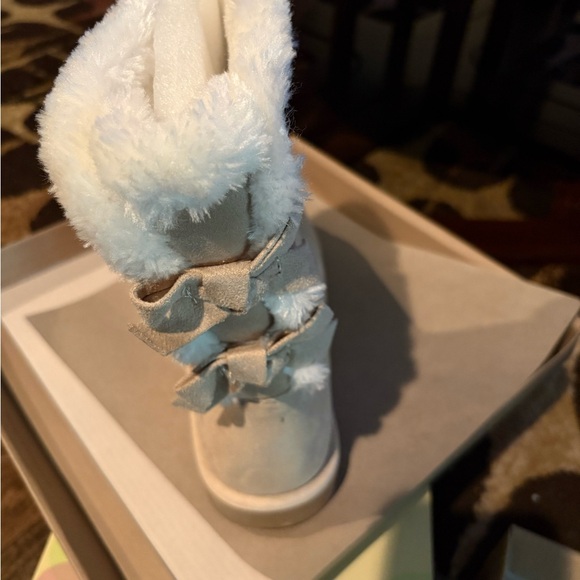 Cozy Tan Ankle Boots with Fur Trim - Picture 3 of 4